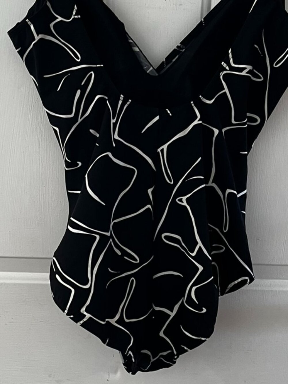 MiracleSuit Woman's Plus-Size Black Escape Padded Bra One-Piece Swimsuit Sz 18 - Picture 6 of 10